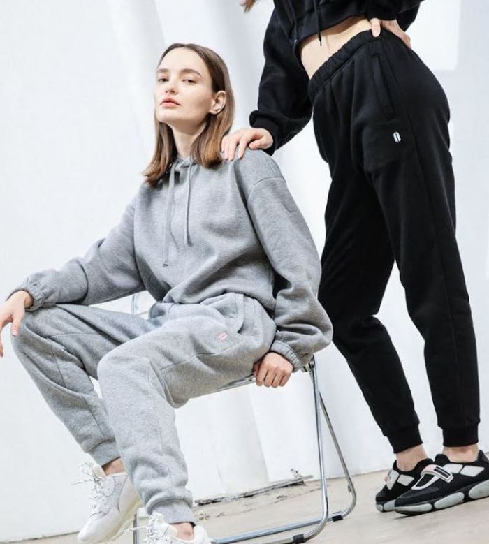 Setelan training dilengkapi logo BTS di bagian celana.