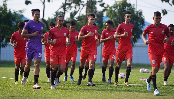 Latihan perdana skuad Persija Jakarta di Lapangan PS AU TNI Halim Perdanakusuma, Jakarta, Rabu (19/8/2020).