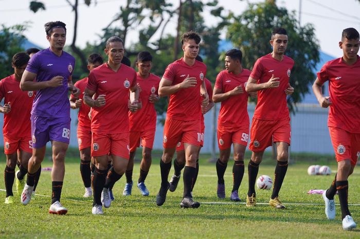 Latihan perdana skuad Persija Jakarta di Lapangan PS AU TNI Halim Perdanakusuma, Jakarta, Rabu (19/8/2020).