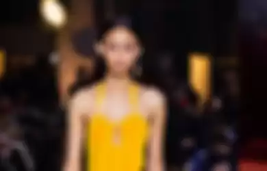 Penampilan perdana Nafa Salvana sebagai model di Milan Fashion Week 2022.