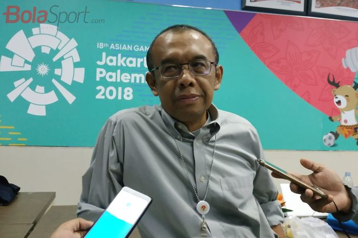 Sesmenpora, Gatos S. Dewa Broto menjawab pertanyaan wartawan di ruang media Kemenpora, Jakarta, Selasa (9/4/2019).