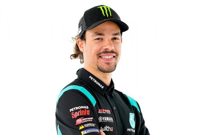 Pembalap Petronas Yamaha SRT, Franco Morbidelli, berpose  dalam peluncuran tim, Senin (1/3/2021)