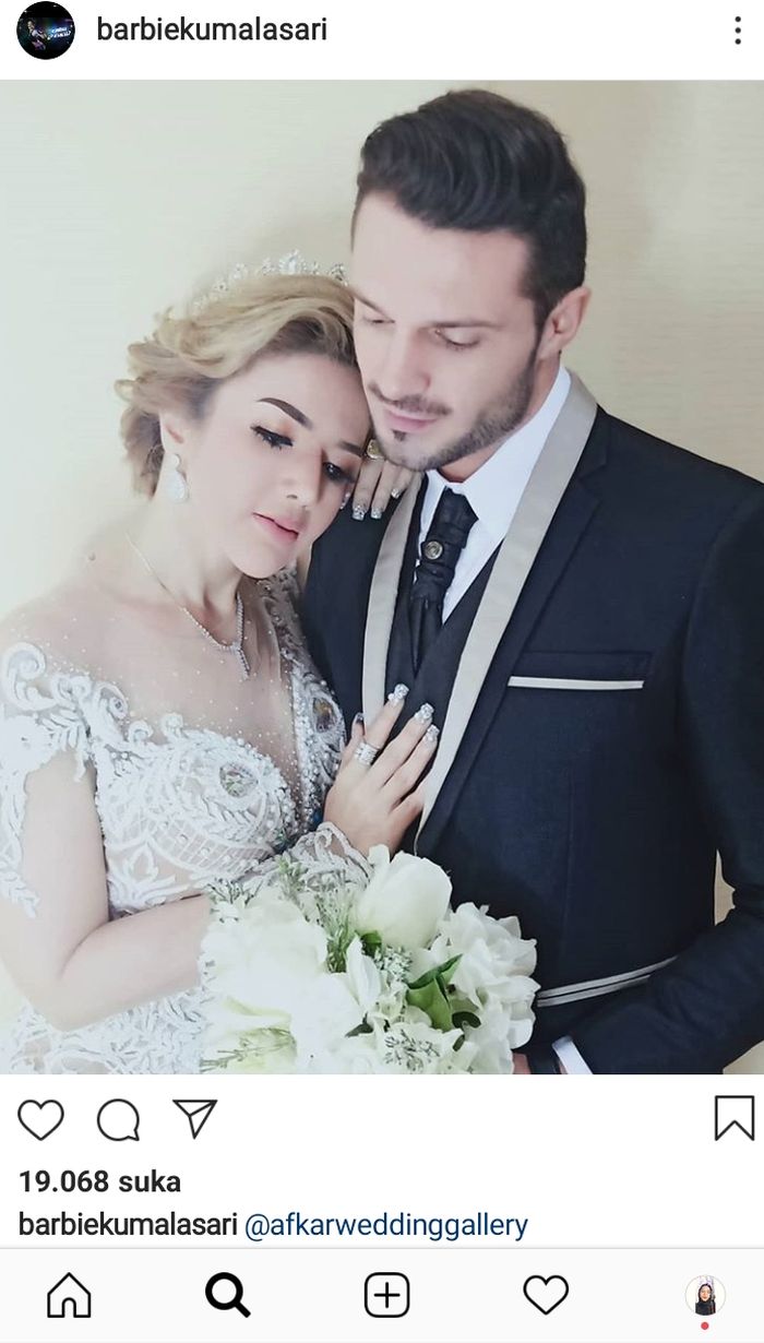 Barbie Kumalasari mengunggah sebuah foto yang memperlihatkan dirinya berpose bersama seorang bule menggunakan baju pengantin.
