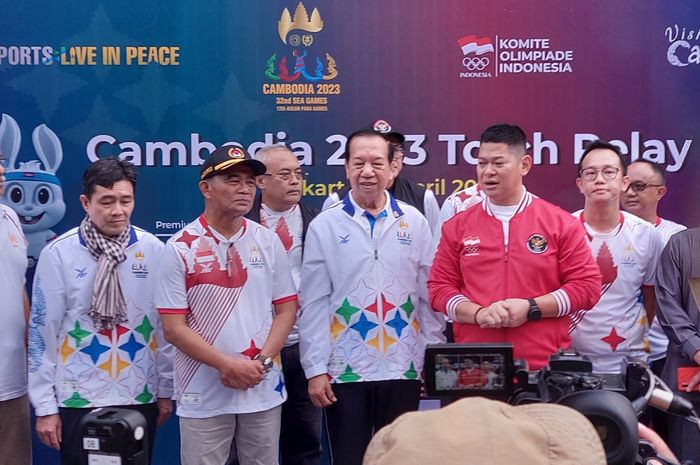 Plt Menpora Muhadjir Effendy (kiri memakai topi) bersama Ketua Umum Komite Olimpiade Indonesia (KOI) Raja Sapta Oktohari (kana baju merah) memberi keterangan kepada awak media dalam Torc Relay (pawai obor) SEA Games 2023 Kamboja di Kawasan Gelora Bung Karno (GBK), Jakarta, pada Sabtu (1/4/2023).