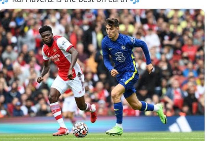 Momen Thomas Partey (kiri) mengejar Kai Havertz dalam sebuah laga pramusim antara Arsenal melawan Chelsea.