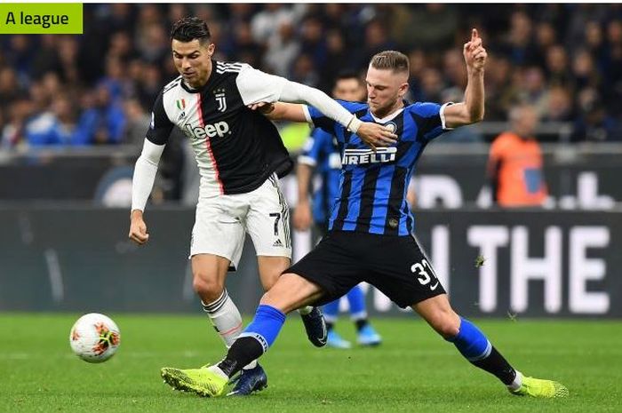 Megabintang Juventus, Cristiano Ronaldo, berebut bola dengan bek Inter Milan, Milan Skriniar.