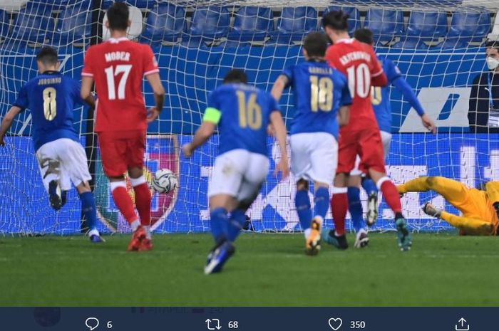 Penalti gelandang timnas Italia, Jorginho, tak bisa ditangkap sehingga Gli Azzurri menang dalam laga UEFA Nations League dan naik ke puncak klasemen.
