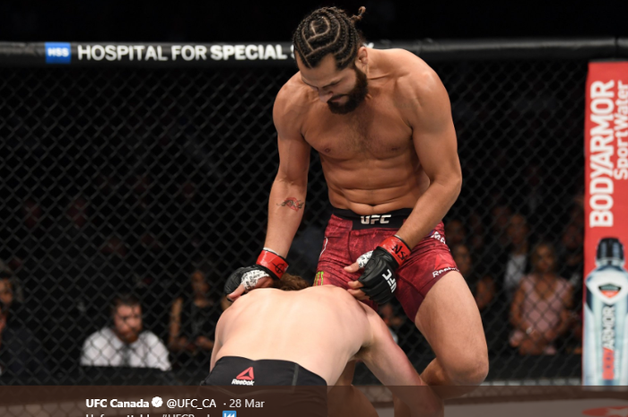Aksi Jorge Masvidal (berdiri) saat membungkam Ben Askren dalam ajang UFC 239 pada di T-Mobile Arena, Las Vegas, Nevada, AS, Minggu (7/7/2019).