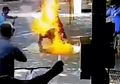 Niat Hilangkan Virus Corona, Motor Pria Ini Terbakar usai Disemprot Cairan Desinfektan oleh Petugas Keamanan
