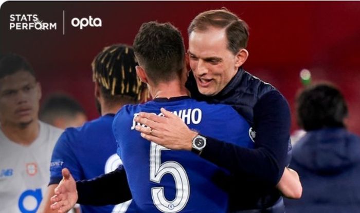 Pelatih Chelsea, Thomas Tuchel, merayakan keberhasilan Chelsea menembus babak semifinal Liga Champions dengan memeluk salah satu gelandangnya, Jorginho.