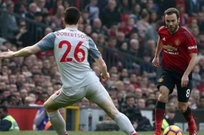 Gelandang Manchester United, Juan Mata (kanan), berduel dengan bek Liverpool, Andrew Robertson, dalam laga Liga Inggris di Stadion Old Trafford, Minggu (24/2/2019).