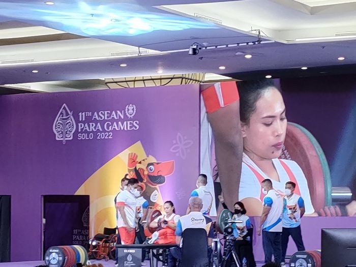 Ni Nengah Widiasih persiapan melakukan angkatan di babak final para-angkat beban ASEAN Para Games 2022 nomor 45 kg putri di Paragon Hotel Solo, Senin (1/8/2022)