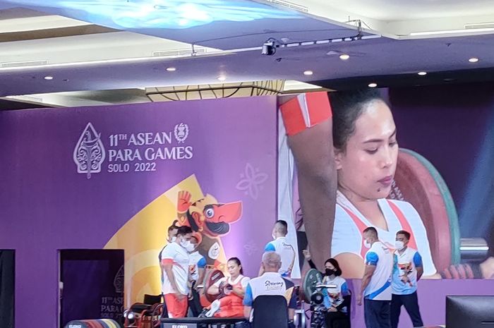 Ni Nengah Widiasih persiapan melakukan angkatan di babak final para-angkat beban ASEAN Para Games 2022 nomor 45 kg putri di Paragon Hotel Solo, Senin (1/8/2022)