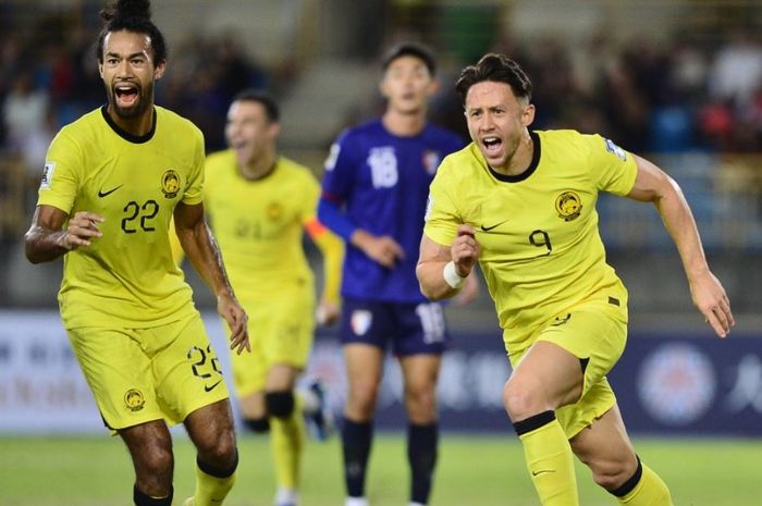 Bomber Timnas Malaysia, Darren Lok (kanan), berselebrasi usai mencetak gol ke gawang Taiwan.