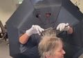 Demi Cegah Penularan COVID-19, Penata Rambut Ini Mengenakan 'Kostum' yang Tak Terpikirkan Sebelumnya, Simak 10 Hal Lain Ini Untuk Perangi Pandemi Virus Corona