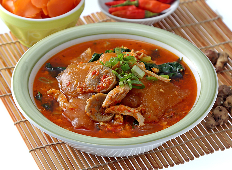 Sajian seblak pedas sederhana. Kreasi resep seblak pedas sederhana ini cocok buat menu makan malam enak di rumah.