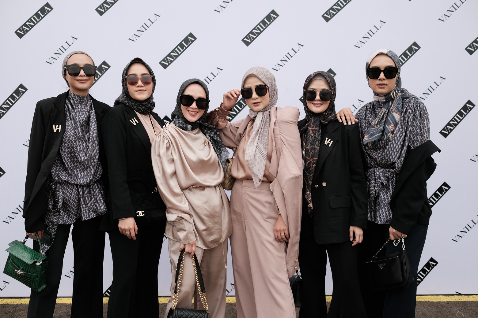 Para influencer tampil elegan dengan koleksi Monogram dari Vanilla Hijab.