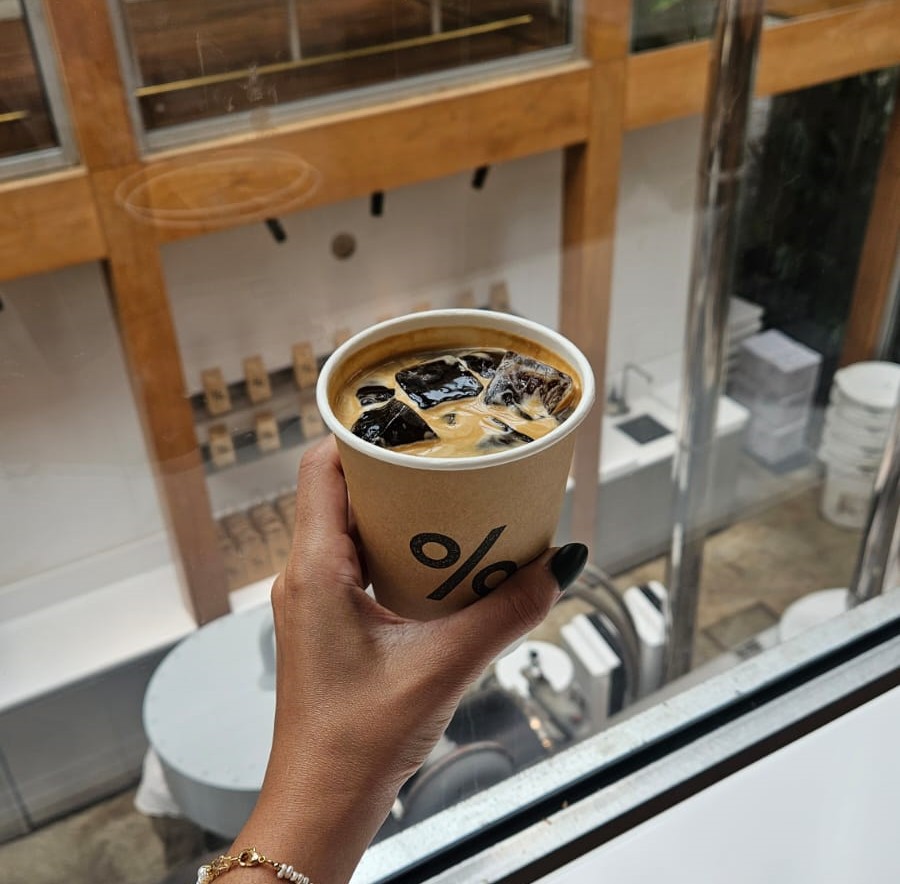 Menu % Espresso Tonic dari % Arabica Indonesia.